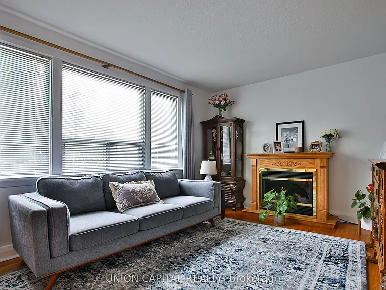 12 Newton Dr — Photo 3