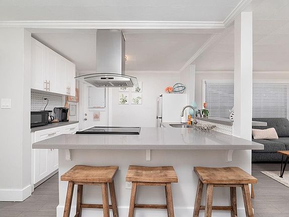 4th image of 551 SW 13th Avenue