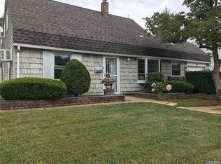 93 Periwinkle Rd, Levittown, NY 11756