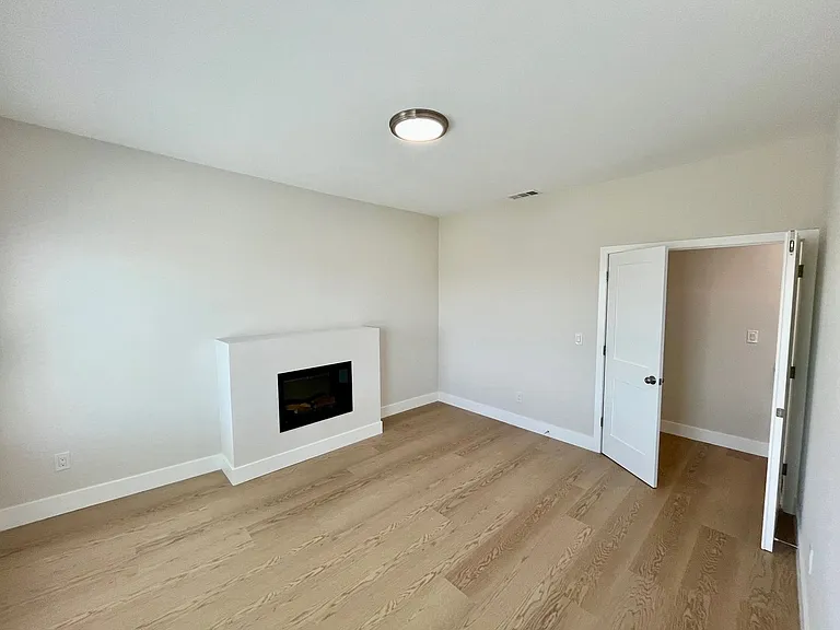 Spectacular, Top Floor 2 Bed/1 Bath Fully Renovated — Photo 3