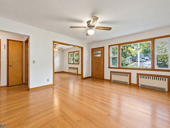 4th image of 301 Valley Rd