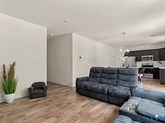 3rd image of 52 Sovereign Cir