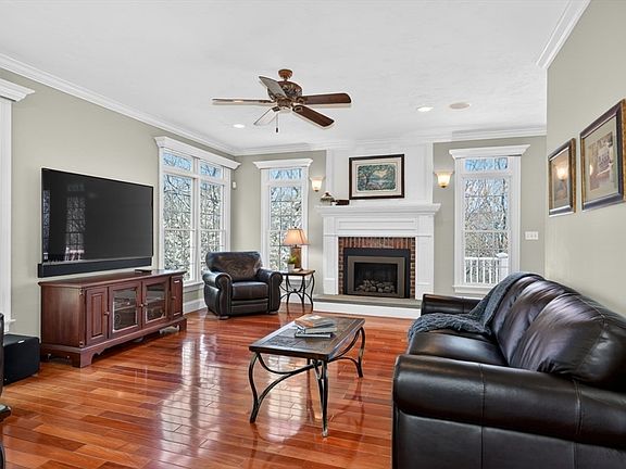 3rd image of 18 Manchester Dr