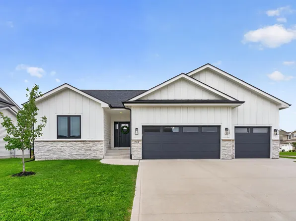 718 Lincoln St NE, Bondurant, IA 50035