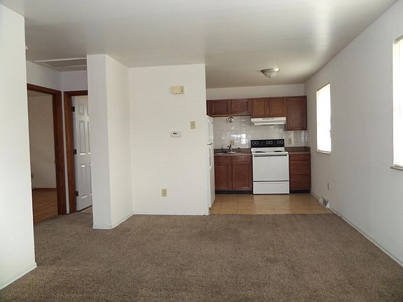 LR looking into Kitchen
