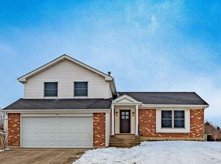 300 Glenwood Ct, Algonquin, IL 60102