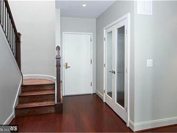 3rd image of 1300 Crystal Dr #Penthouse 1s