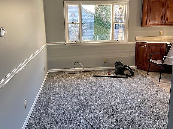 4th image of 305 N Greenlawn Ave