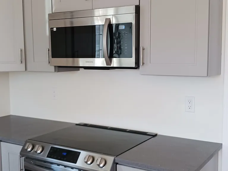401 Howard St — Photo 14