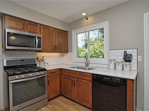 5th image of 10225 Logan Ln