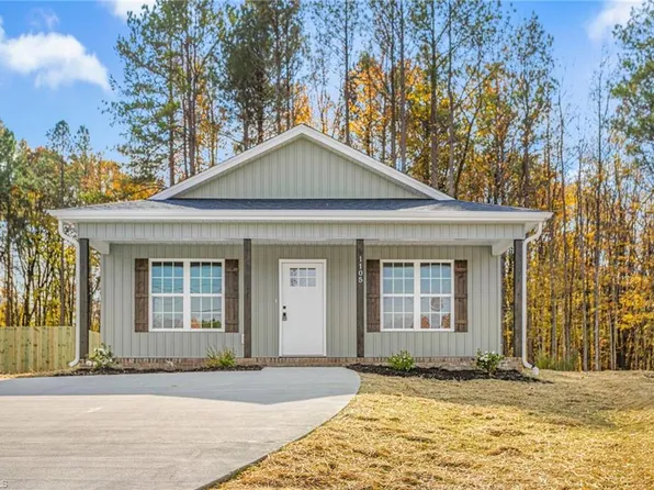 1105 Sunset Dr, Thomasville, NC 27360
