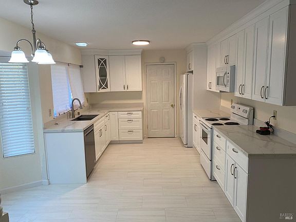 3rd image of 752 Ash Court