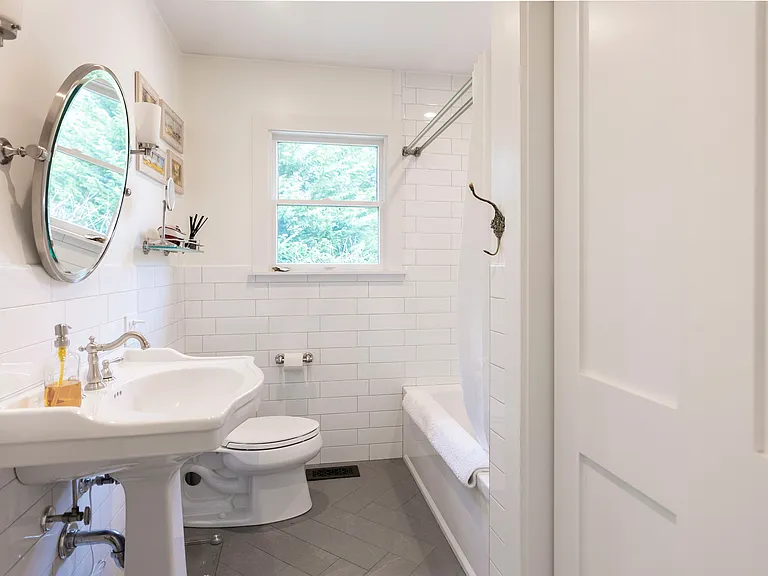 35 Sylvan Ln — Photo 10