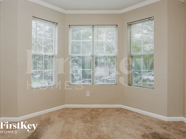 604 Rays Ln SE — Photo 3