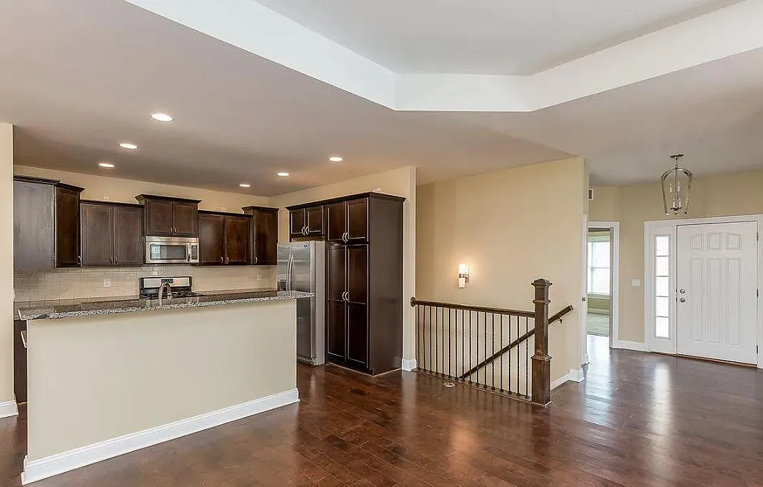 3 bed, 2702 sqft, $3,200 — Photo 3