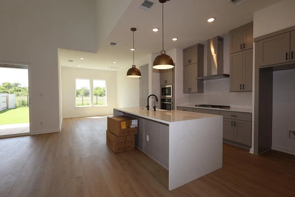 5 bed, 4.0 bath, 2950 sqft, $3,300 — Photo 3