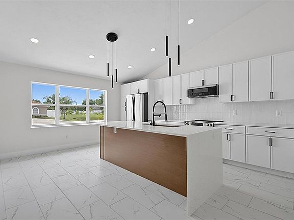 3rd image of 22 ROXBORO DRIVE