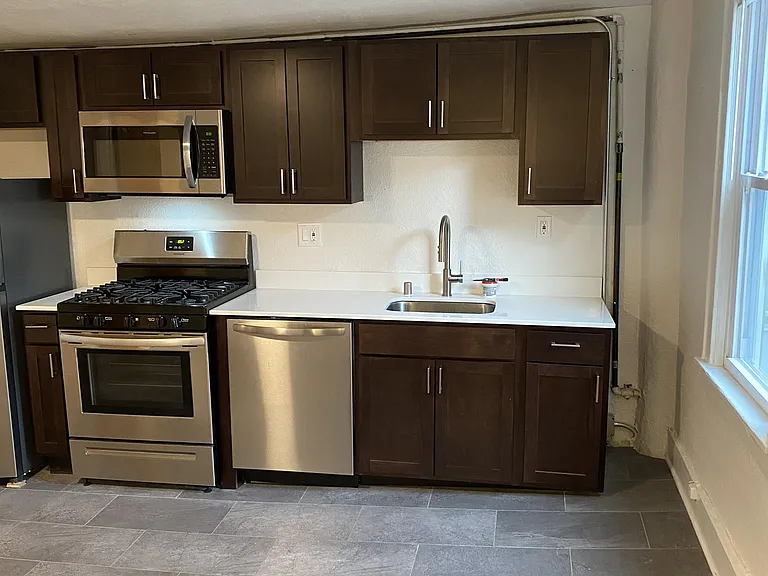 1604 N Franklin Pl — Photo 2