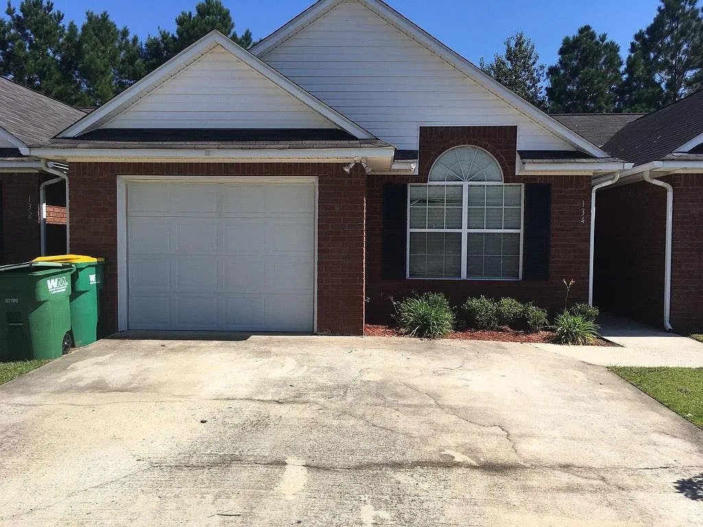 3 bed, 1350 sqft, $1,675 — Photo 1