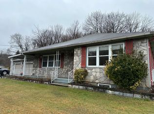 498 Blue Mountain Dr, Walnutport, PA 18088