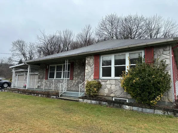 498 Blue Mountain Dr, Walnutport, PA 18088