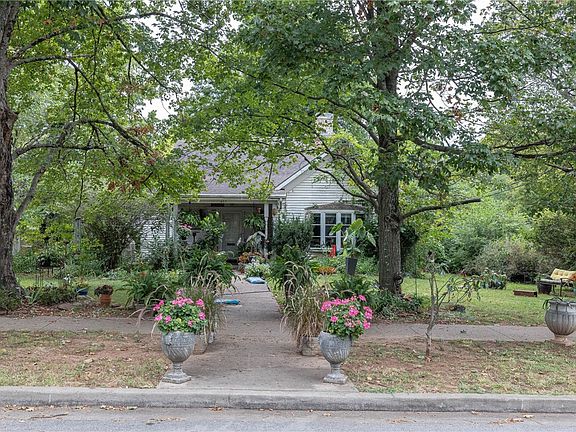 3rd image of 433 N Willow Ave