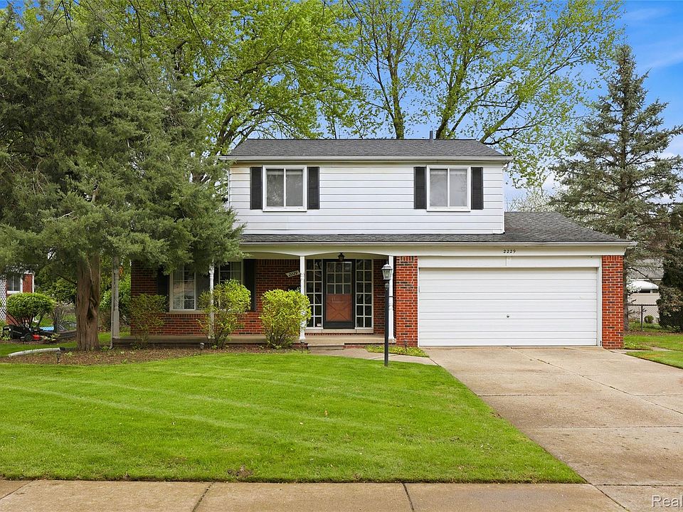 1st image of 2229 Hillcrescent Dr