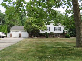 11 Nottingham Rd, Manalapan, NJ 07726