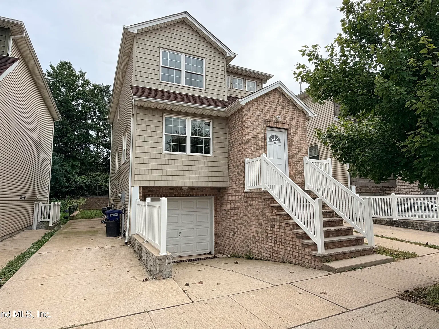 3 bed, 2.5 bath, 2065 sqft, $3,100 — Photo 2