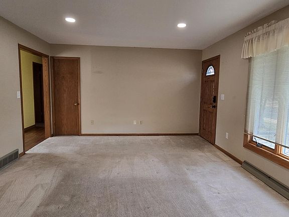 3rd image of 928 9th Ave W