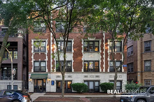 837 West Wolfram Street Photo 1