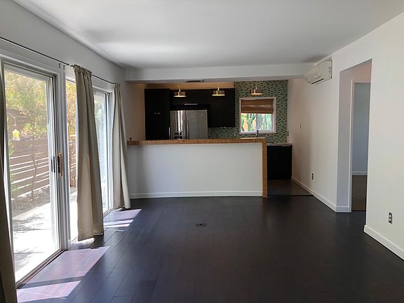 Main space with living room, dining area and kitchen.