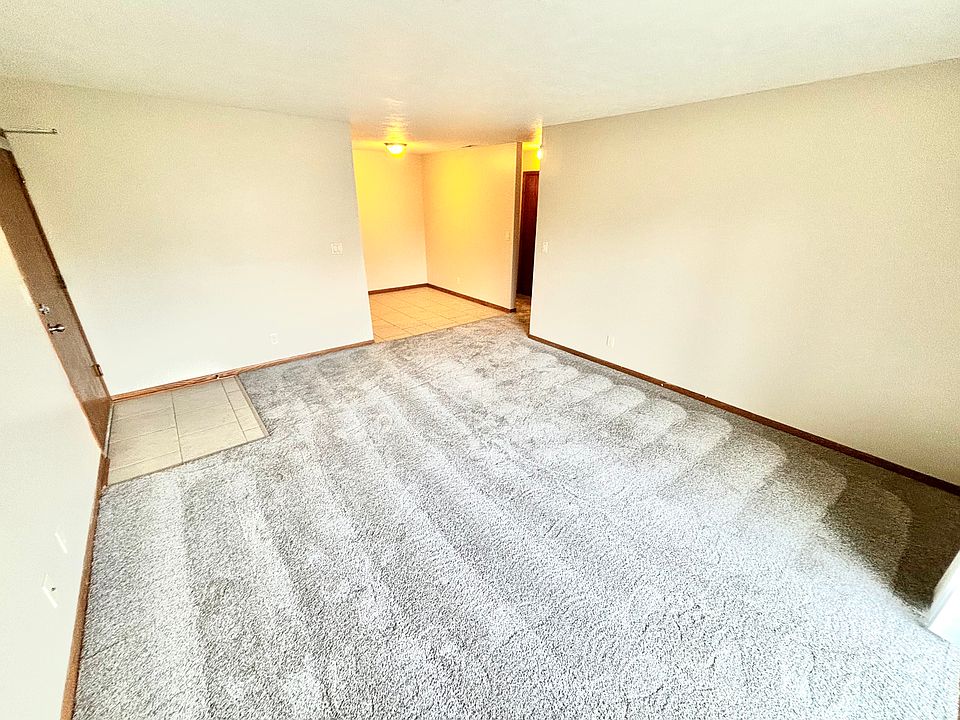 1st image of 8 Emerald Dr