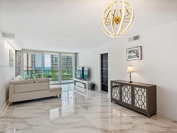 5th image of 100 Bayview Dr APT 1014