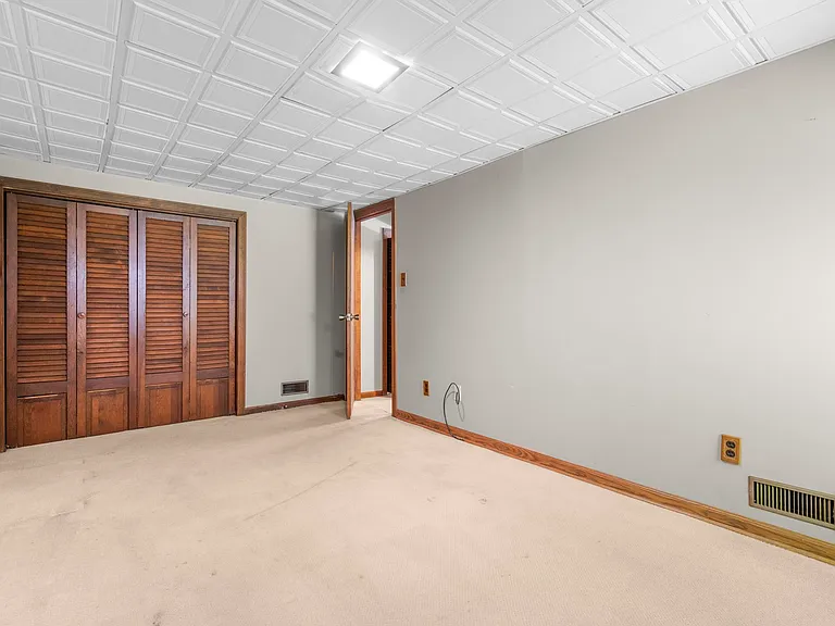 215 Manor Rd — Photo 19