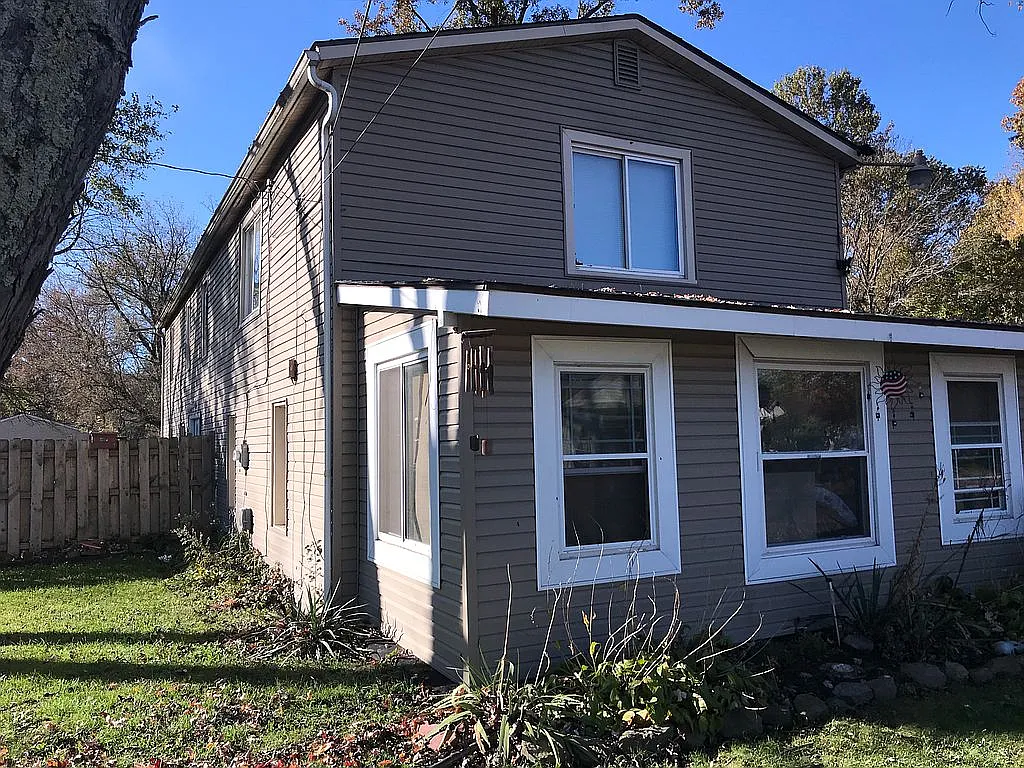 1496 Lakeview St photo 1