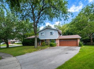 616 N Pinecrest Rd, Bolingbrook, IL 60440