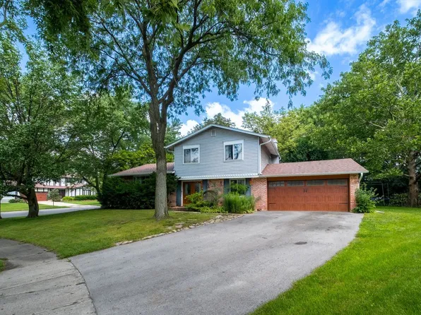 616 N Pinecrest Rd, Bolingbrook, IL 60440