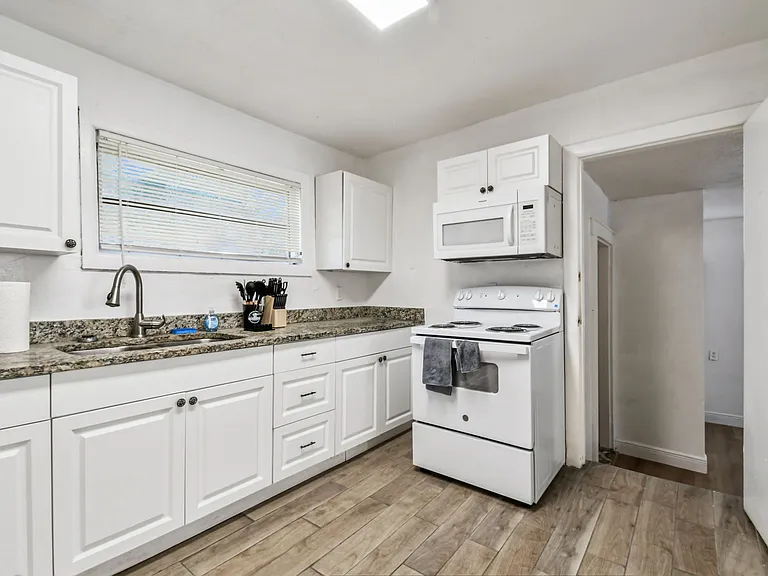 3918 E Clifton St — Photo 7