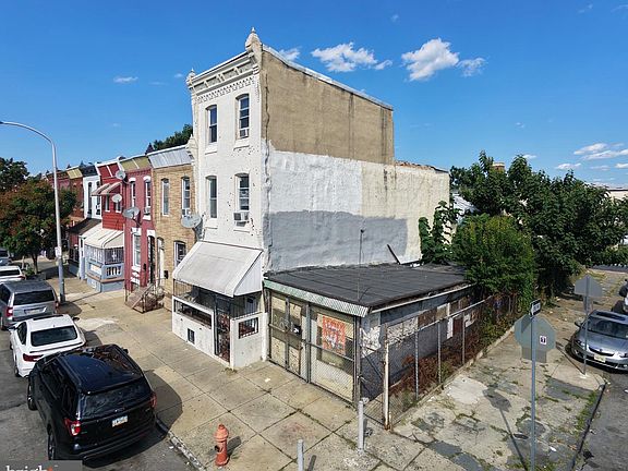 2nd image of 2803 N Front St