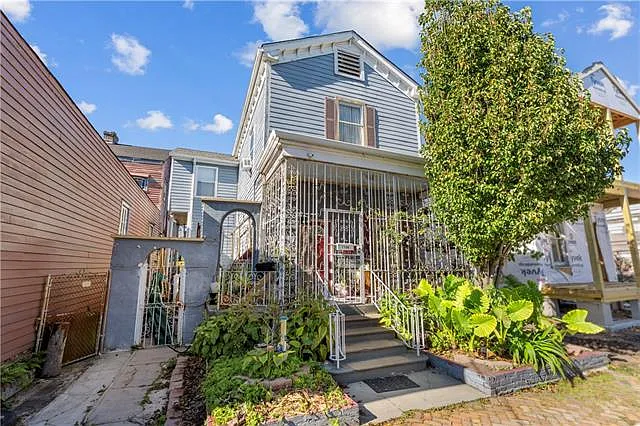 Building Photo - 1136 Touro St