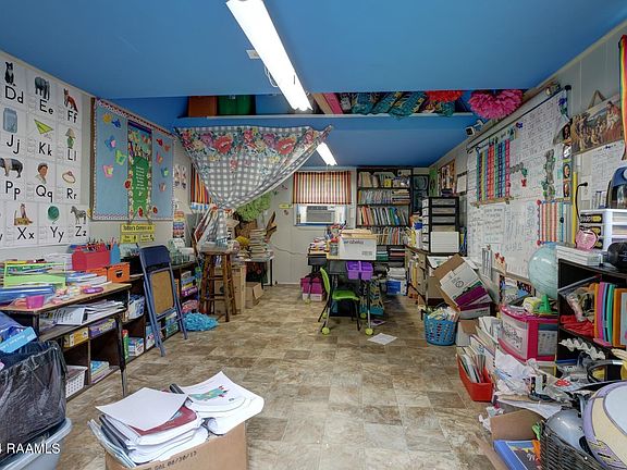 4th image of 307 Marie Antoinette St