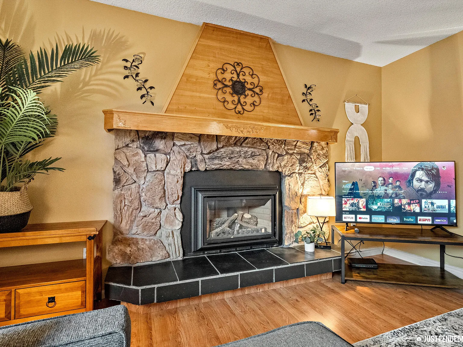 3 bed, 1200 sqft, $4,000 — Photo 4