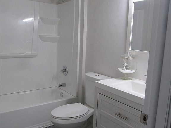 5th image of 1222 Royal Blvd