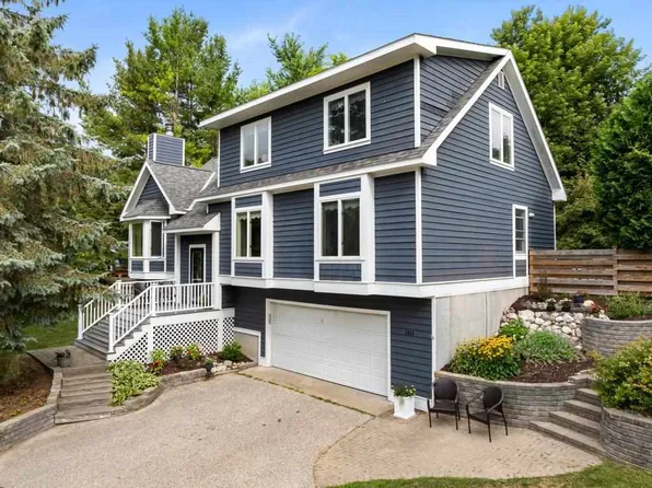 1411 Woodview Ct, Petoskey, MI 49770