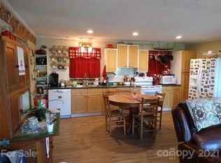 40 Turtle Dove Ln, Hendersonville, NC 28792