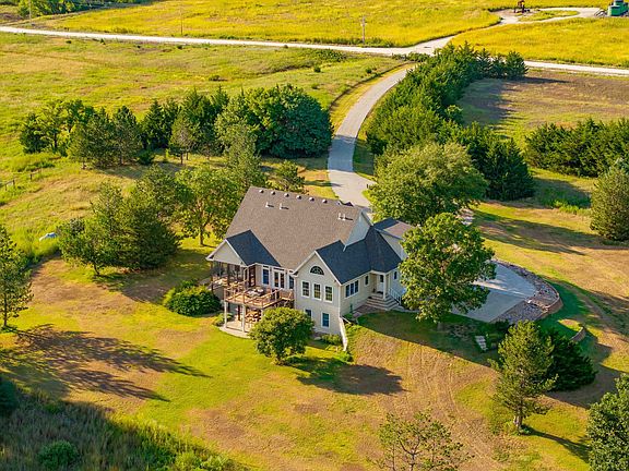 2nd image of 884 Riverview Rd