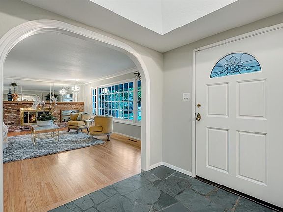 4th image of 143 Cardinal Ln