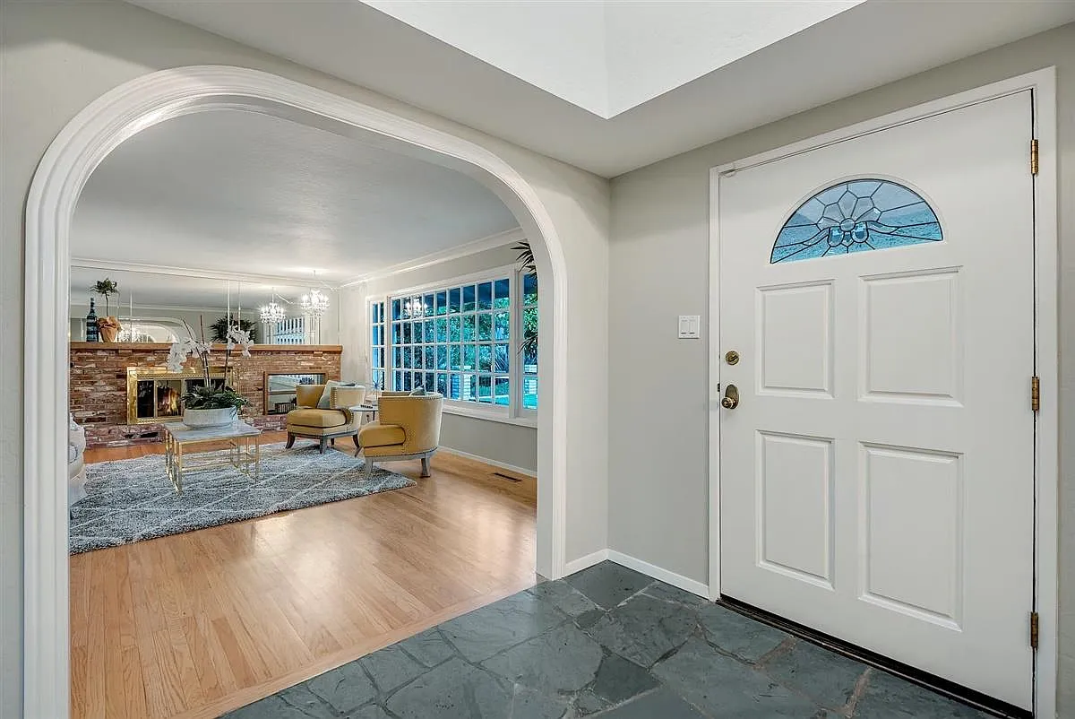 143 Cardinal Ln