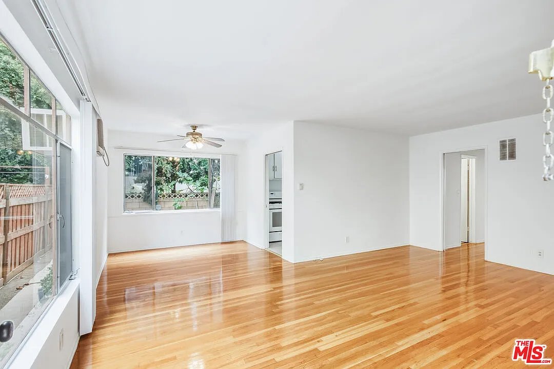 1058 S Wooster St — Photo 3